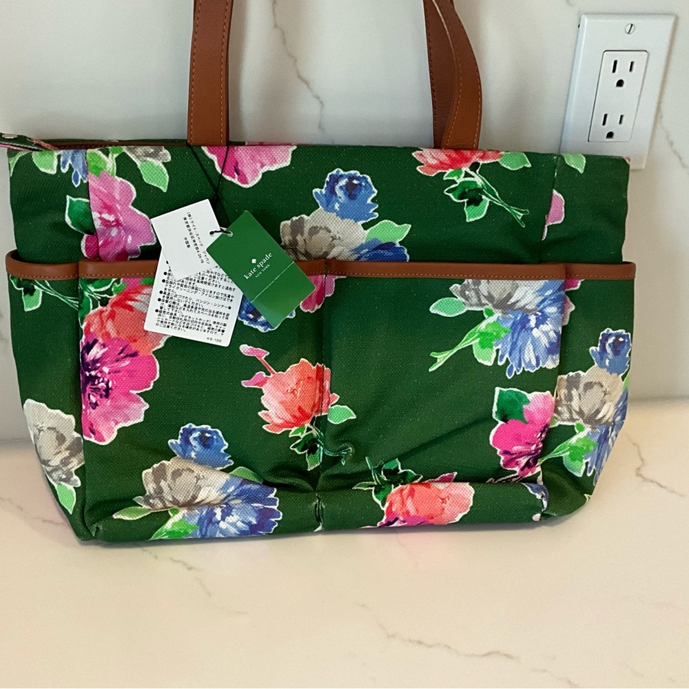 NWT KATE SPADE SUPER CUTE FLORAL BAG WITH TONS OF COMPARTMENTS.